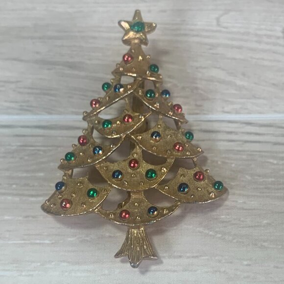 Vintage Gerry's Gold Tone Metal Christmas Tree Brooch Red, Blue, Green Balls - Picture 1 of 3
